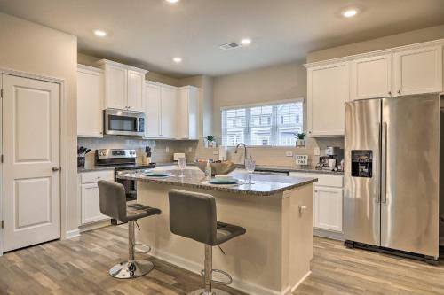 Stylish Atlanta Townhome Patio And Fireplaces!