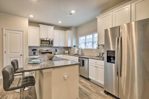 Stylish Atlanta Townhome Patio And Fireplaces!