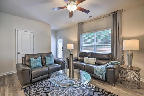 Stylish Atlanta Townhome Patio And Fireplaces!