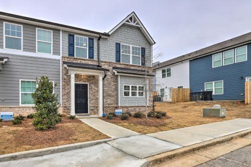 Stylish Atlanta Townhome Patio And Fireplaces!