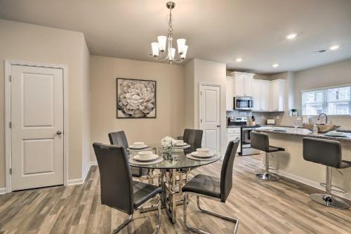 Stylish Atlanta Townhome Patio And Fireplaces!