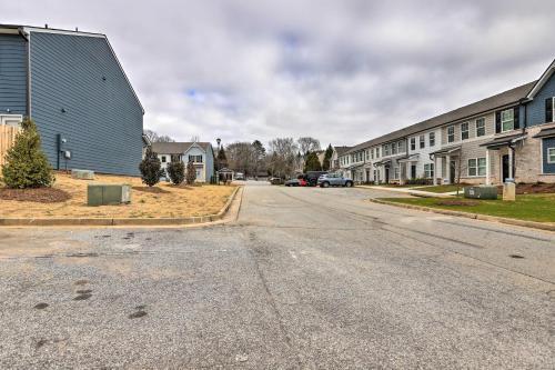 Stylish Atlanta Townhome Patio And Fireplaces!
