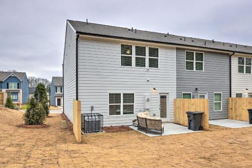 Stylish Atlanta Townhome Patio And Fireplaces!
