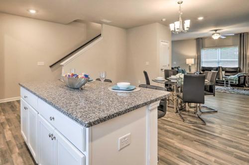 Stylish Atlanta Townhome Patio And Fireplaces!
