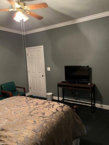 Hostal Maison de Jeanty (Private Entry Suite/marta Train/mb Stadium/beltline)