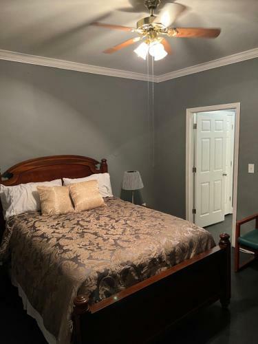 Hostal Maison de Jeanty (Private Entry Suite/marta Train/mb Stadium/beltline)
