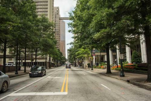 2 Bed Condo 1 Mile From Mercedes Stadium Sleeps 6