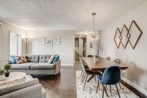 2 Bed Condo 1 Mile From Mercedes Stadium Sleeps 6