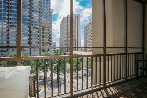 2 Bed Condo 1 Mile From Mercedes Stadium Sleeps 6