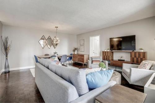 2 Bed Condo 1 Mile From Mercedes Stadium Sleeps 6