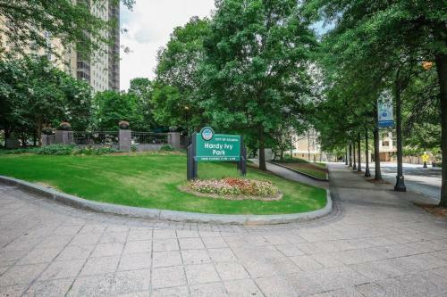 2 Bed Condo 1 Mile From Mercedes Stadium Sleeps 6