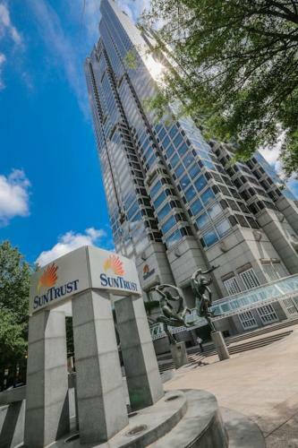 2 Bed Condo 1 Mile From Mercedes Stadium Sleeps 6