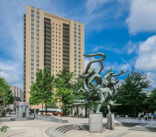 2 Bed Condo 1 Mile From Mercedes Stadium Sleeps 6
