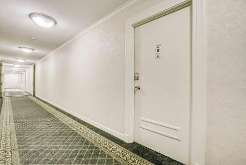 2 Bed Condo 1 Mile From Mercedes Stadium Sleeps 6