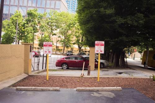 2 Bed Condo 1 Mile From Mercedes Stadium Sleeps 6