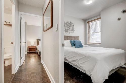 2 Bed Condo 1 Mile From Mercedes Stadium Sleeps 6