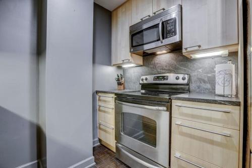 2 Bed Condo 1 Mile From Mercedes Stadium Sleeps 6