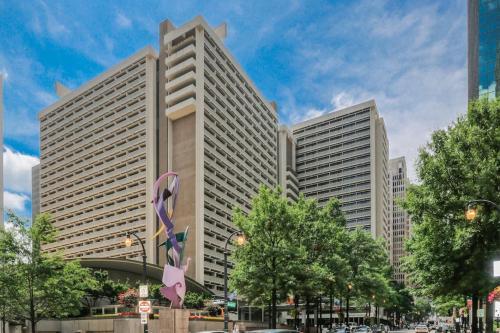 2 Bed Condo 1 Mile From Mercedes Stadium Sleeps 6