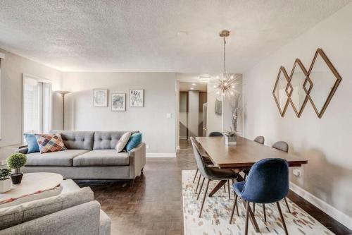 2 Bed Condo 1 Mile From Mercedes Stadium Sleeps 6