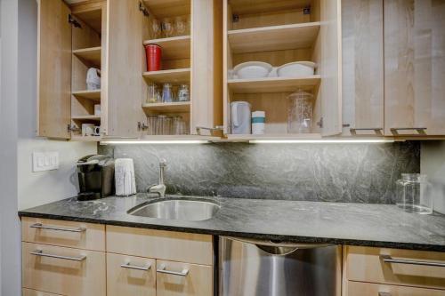 2 Bed Condo 1 Mile From Mercedes Stadium Sleeps 6