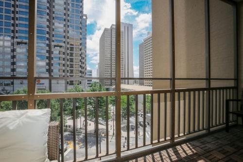 2 Bed Condo 1 Mile From Mercedes Stadium Sleeps 6