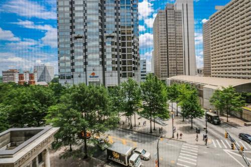 2 Bed Condo 1 Mile From Mercedes Stadium Sleeps 6