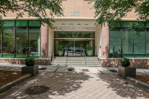 2 Bed Condo 1 Mile From Mercedes Stadium Sleeps 6