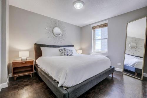 2 Bed Condo 1 Mile From Mercedes Stadium Sleeps 6