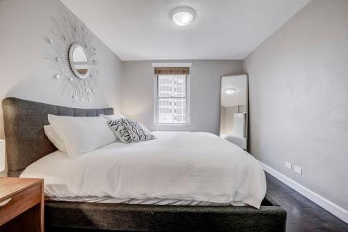 2 Bed Condo 1 Mile From Mercedes Stadium Sleeps 6