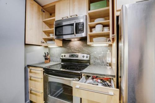 2 Bed Condo 1 Mile From Mercedes Stadium Sleeps 6