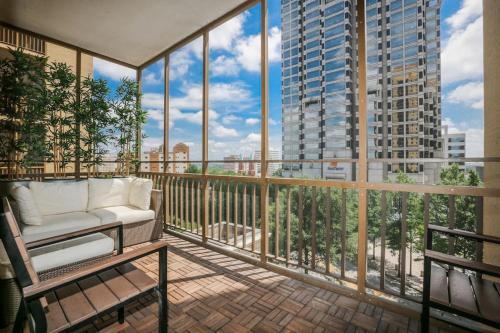 2 Bed Condo 1 Mile From Mercedes Stadium Sleeps 6