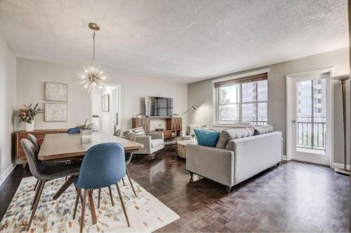 2 Bed Condo 1 Mile From Mercedes Stadium Sleeps 6