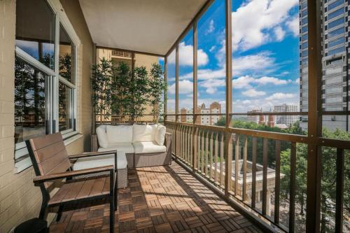2 Bed Condo 1 Mile From Mercedes Stadium Sleeps 6
