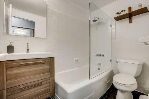 2 Bed Condo 1 Mile From Mercedes Stadium Sleeps 6