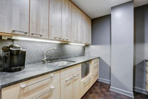 2 Bed Condo 1 Mile From Mercedes Stadium Sleeps 6