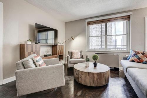 2 Bed Condo 1 Mile From Mercedes Stadium Sleeps 6