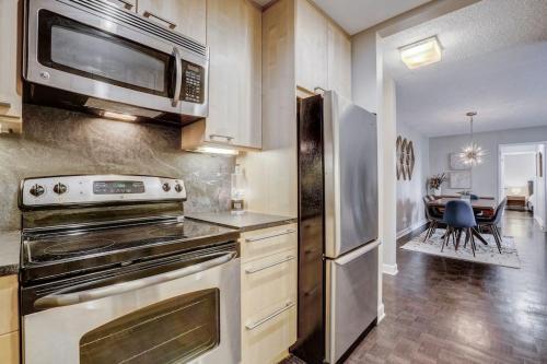 2 Bed Condo 1 Mile From Mercedes Stadium Sleeps 6
