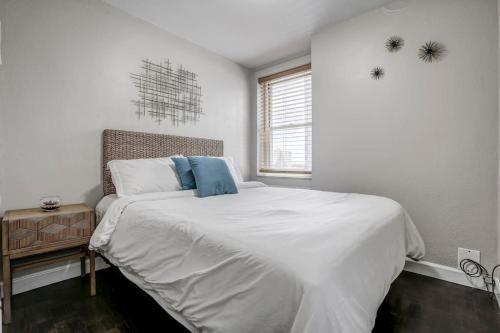 2 Bed Condo 1 Mile From Mercedes Stadium Sleeps 6