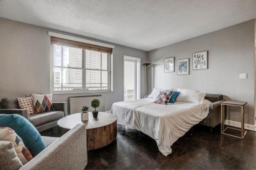 2 Bed Condo 1 Mile From Mercedes Stadium Sleeps 6