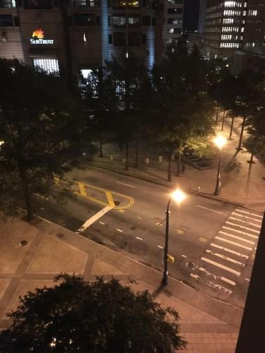 2 Bed Condo 1 Mile From Mercedes Stadium Sleeps 6