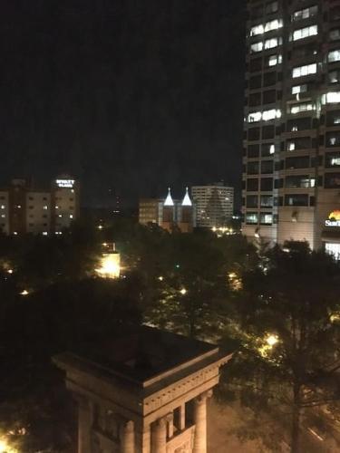 2 Bed Condo 1 Mile From Mercedes Stadium Sleeps 6