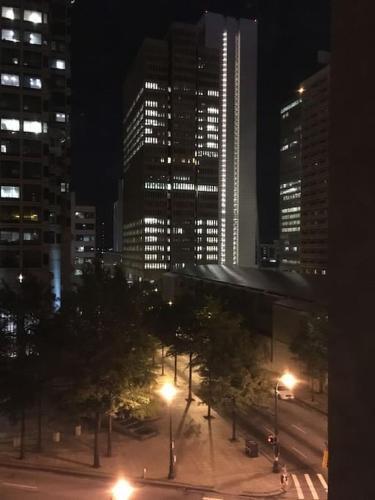 2 Bed Condo 1 Mile From Mercedes Stadium Sleeps 6