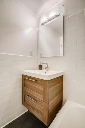 2 Bed Condo 1 Mile From Mercedes Stadium Sleeps 6