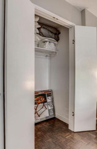 2 Bed Condo 1 Mile From Mercedes Stadium Sleeps 6
