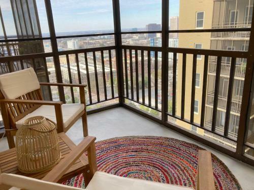Newly Renovated Modern Studio L Center Downtown Great City View