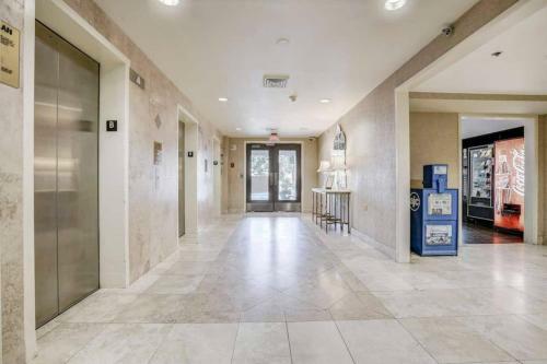 Newly Renovated Modern Studio L Center Downtown Great City View