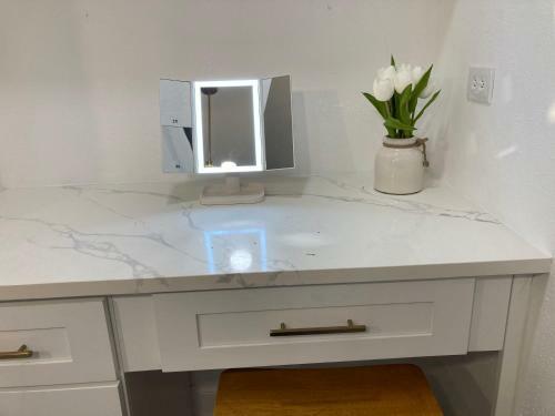 Newly Renovated Modern Studio L Center Downtown Great City View