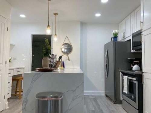 Newly Renovated Modern Studio L Center Downtown Great City View
