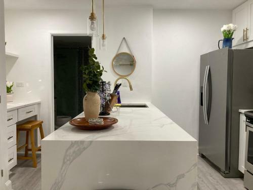 Newly Renovated Modern Studio L Center Downtown Great City View