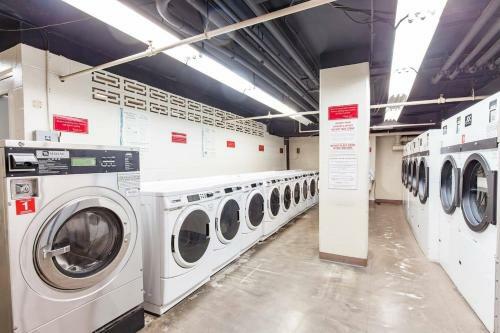 Newly Renovated Modern Studio L Center Downtown Great City View